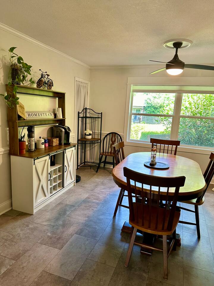 King bed, quiet family neighborhood, great yard
