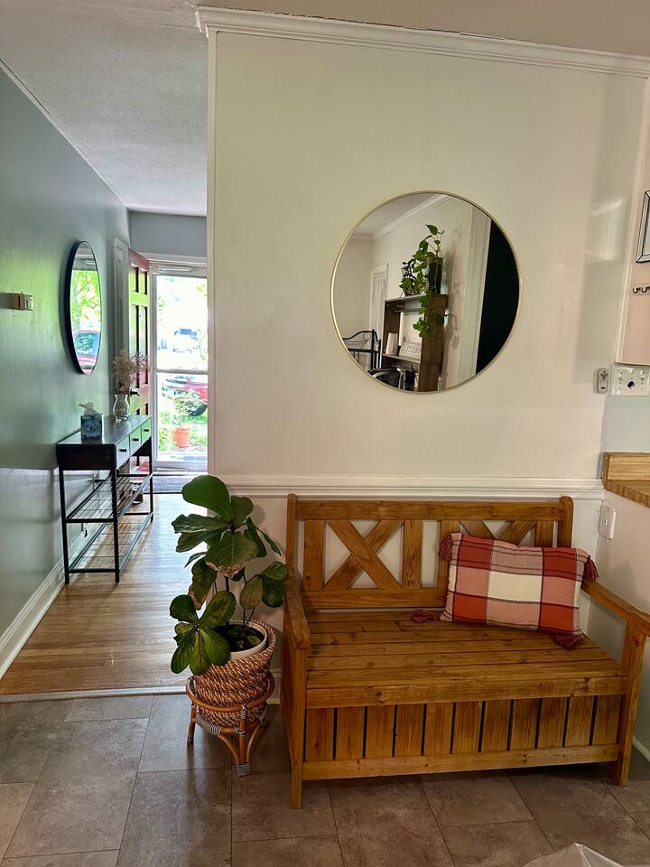 King bed, quiet family neighborhood, great yard