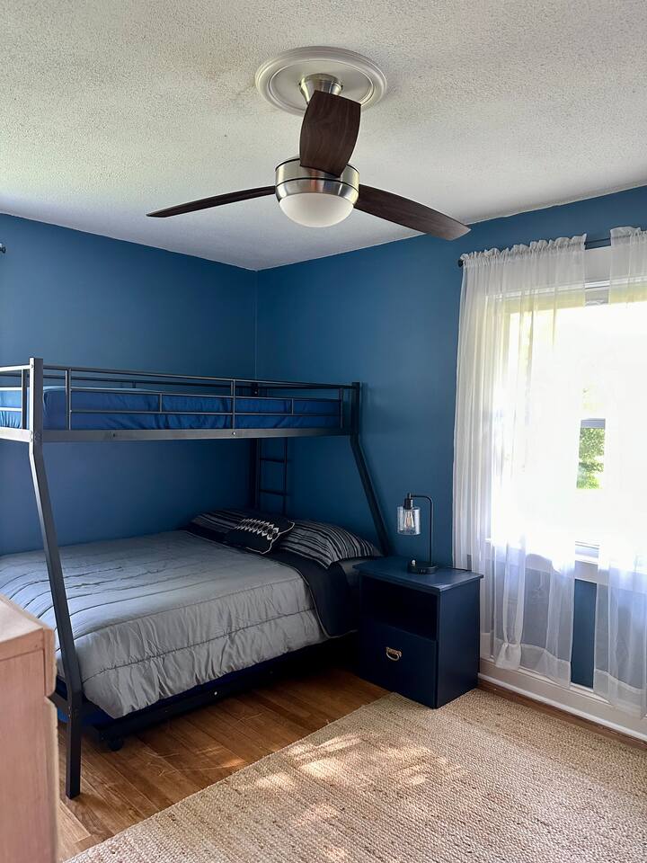 King bed, quiet family neighborhood, great yard