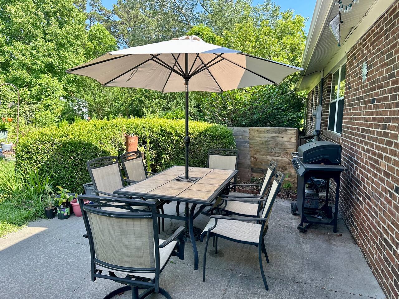 King bed, quiet family neighborhood, great yard