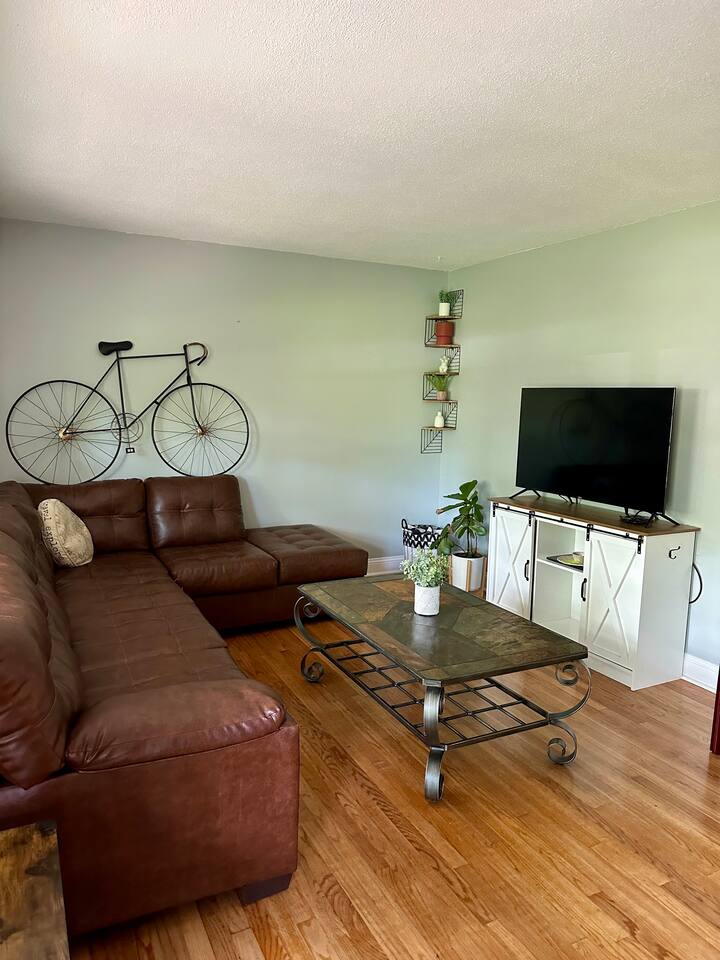 King bed, quiet family neighborhood, great yard