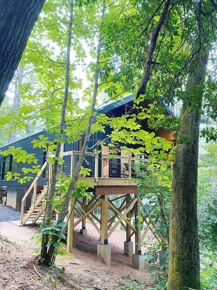 Designer Treehouse Loft w/ Fireplace | Lunori 3