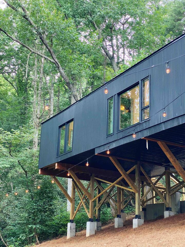 Designer Treehouse Loft w/ Fireplace | Lunori 3