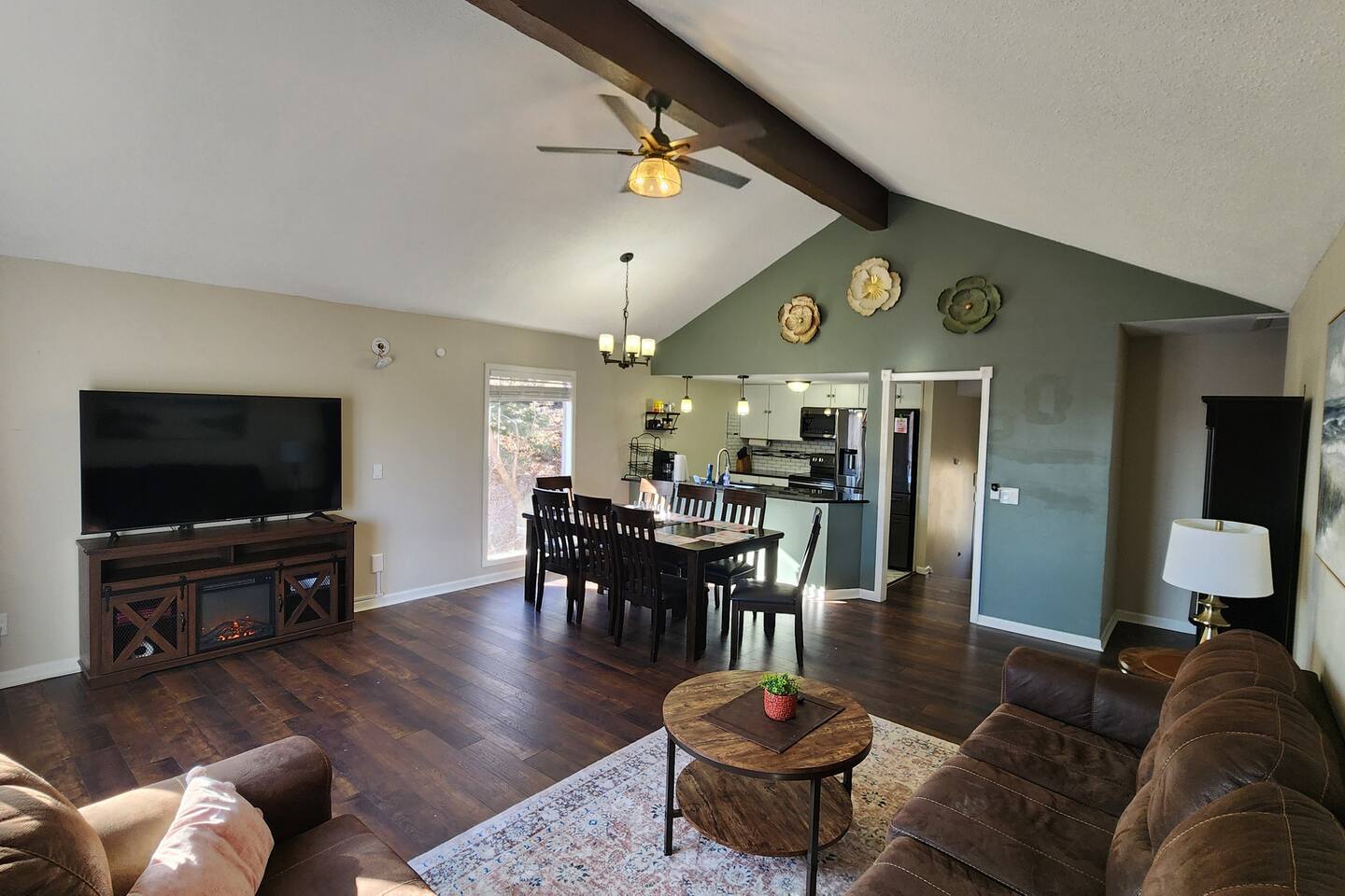 Aloha Forest Retreat, Dual Decks & Nature Views — Osage Beach — vacation rental
