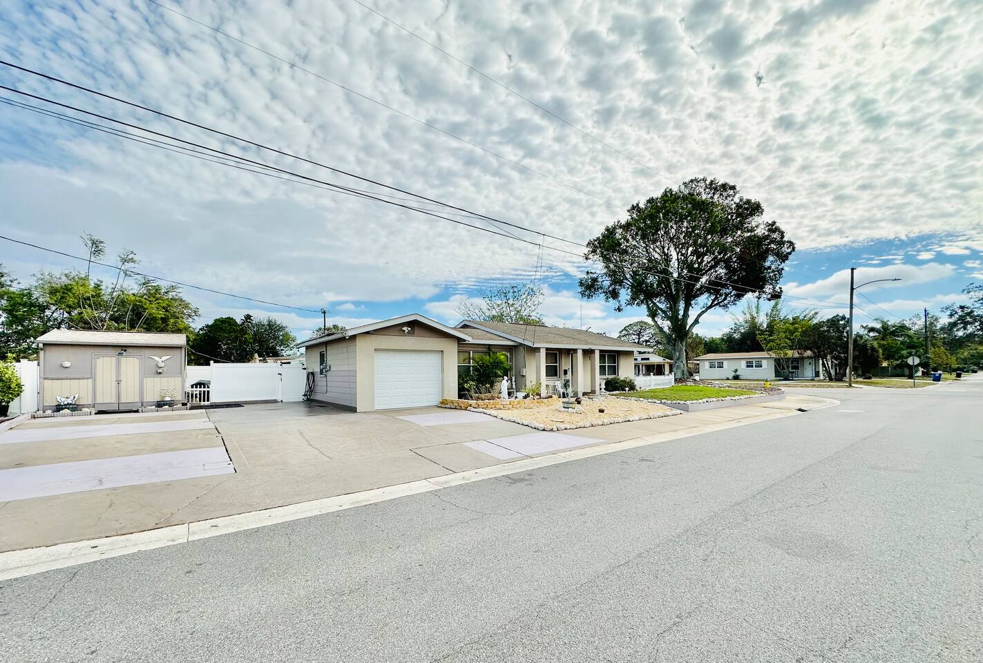 !NEW LISTING!CHARMING HOME-TREE SWING-BBQ-NEAR BEACH/PARK/LAKE/RESTAURANT/SHOPS!