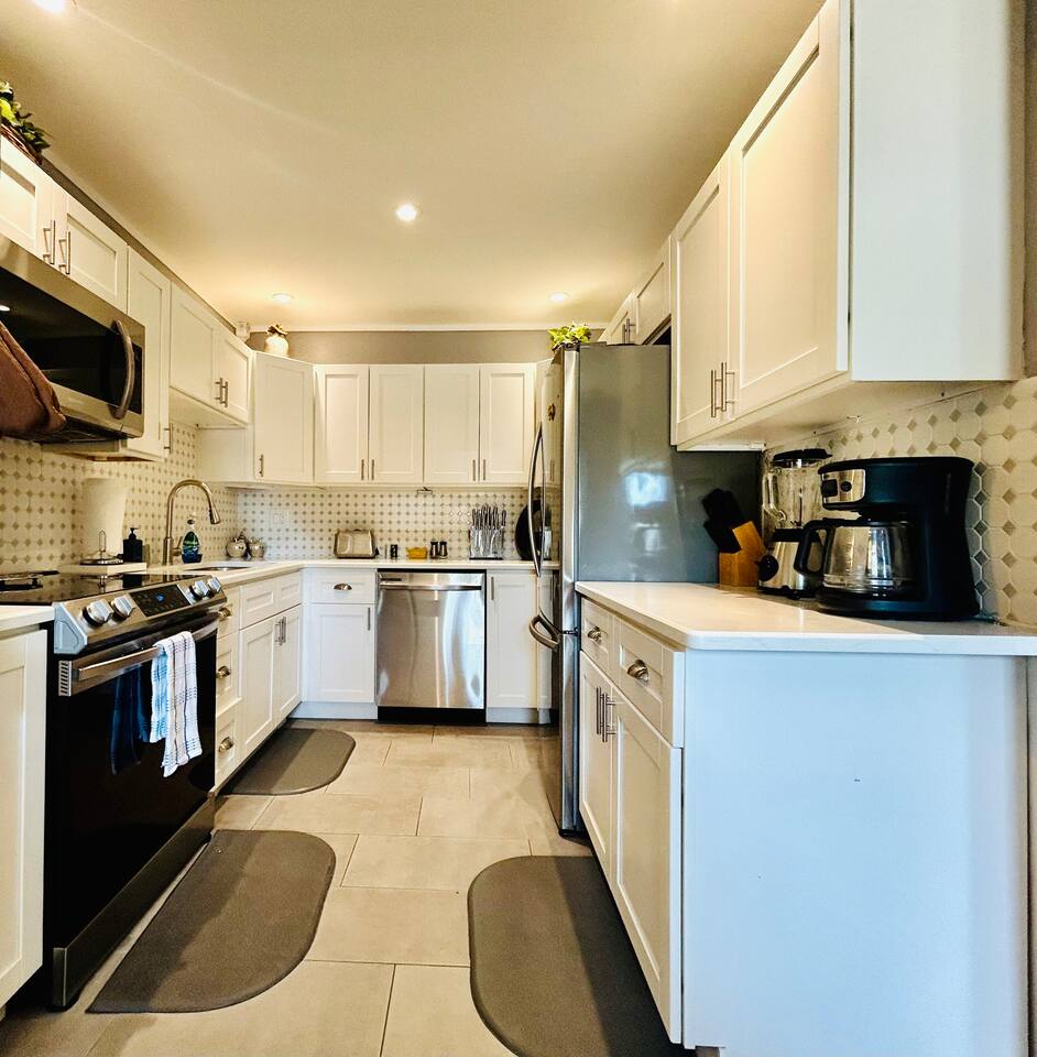 !NEW LISTING!CHARMING HOME-TREE SWING-BBQ-NEAR BEACH/PARK/LAKE/RESTAURANT/SHOPS!