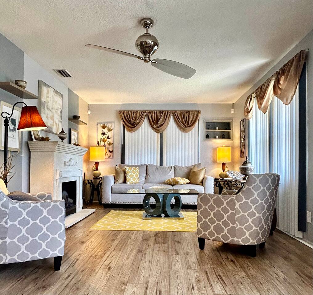 !NEW LISTING!CHARMING HOME-TREE SWING-BBQ-NEAR BEACH/PARK/LAKE/RESTAURANT/SHOPS!