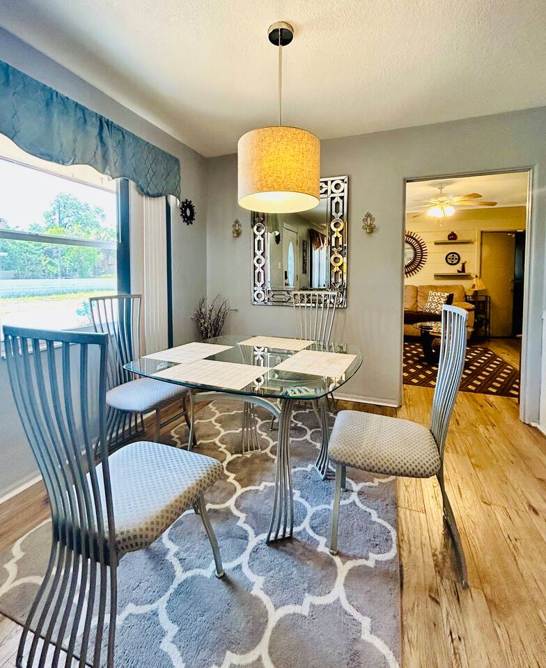 !NEW LISTING!CHARMING HOME-TREE SWING-BBQ-NEAR BEACH/PARK/LAKE/RESTAURANT/SHOPS!