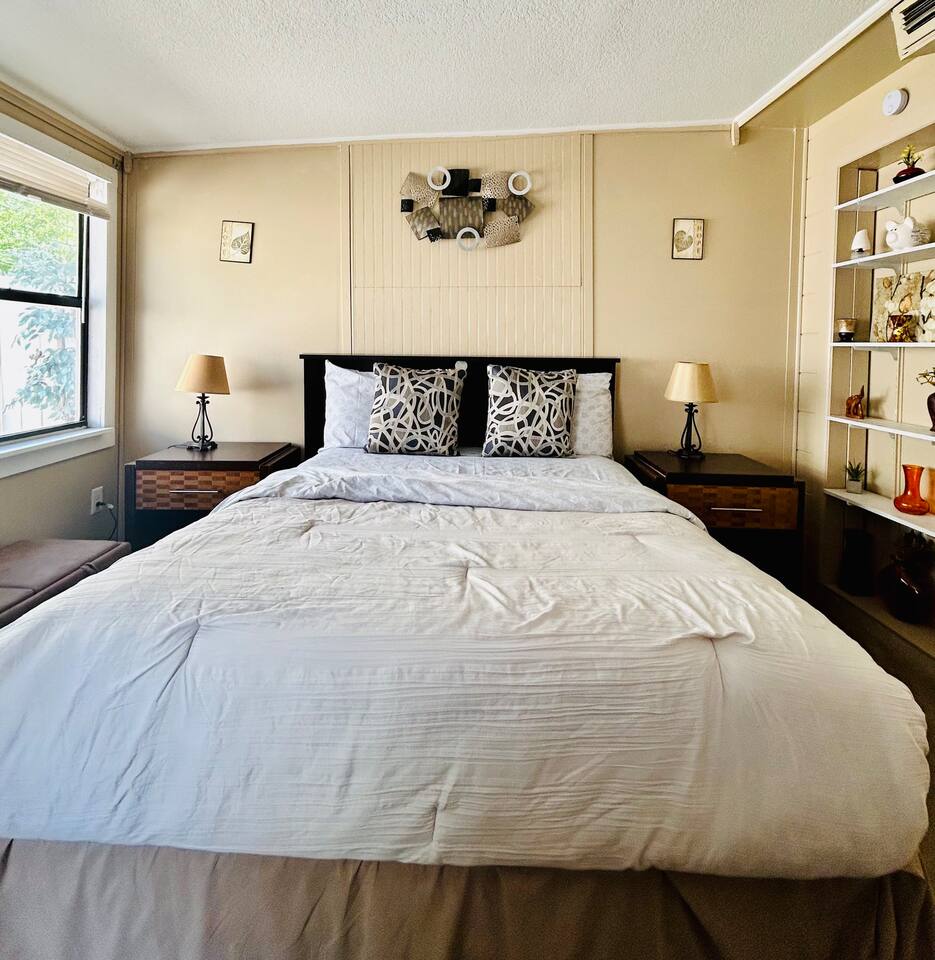 !NEW LISTING!CHARMING HOME-TREE SWING-BBQ-NEAR BEACH/PARK/LAKE/RESTAURANT/SHOPS!