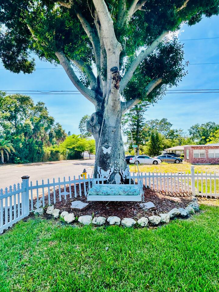 !NEW LISTING!CHARMING HOME-TREE SWING-BBQ-NEAR BEACH/PARK/LAKE/RESTAURANT/SHOPS!