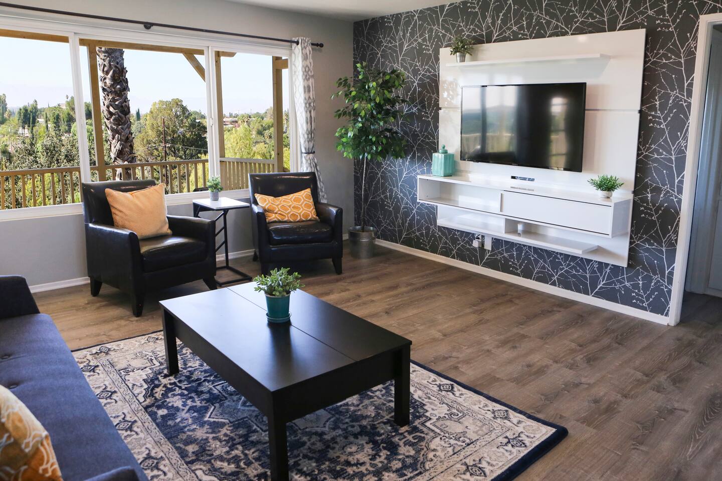 GREAT VIEWS - Stylish - Whole Home - Over the Oaks