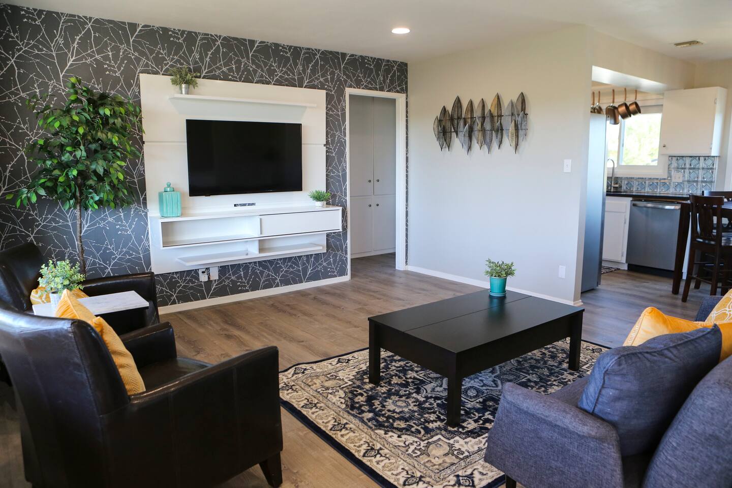 GREAT VIEWS - Stylish - Whole Home - Over the Oaks
