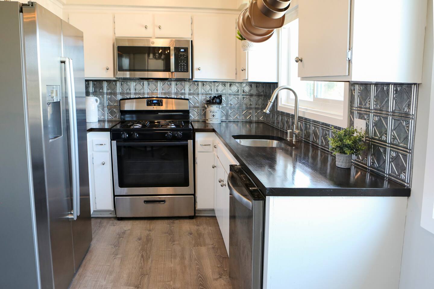 GREAT VIEWS - Stylish - Whole Home - Over the Oaks