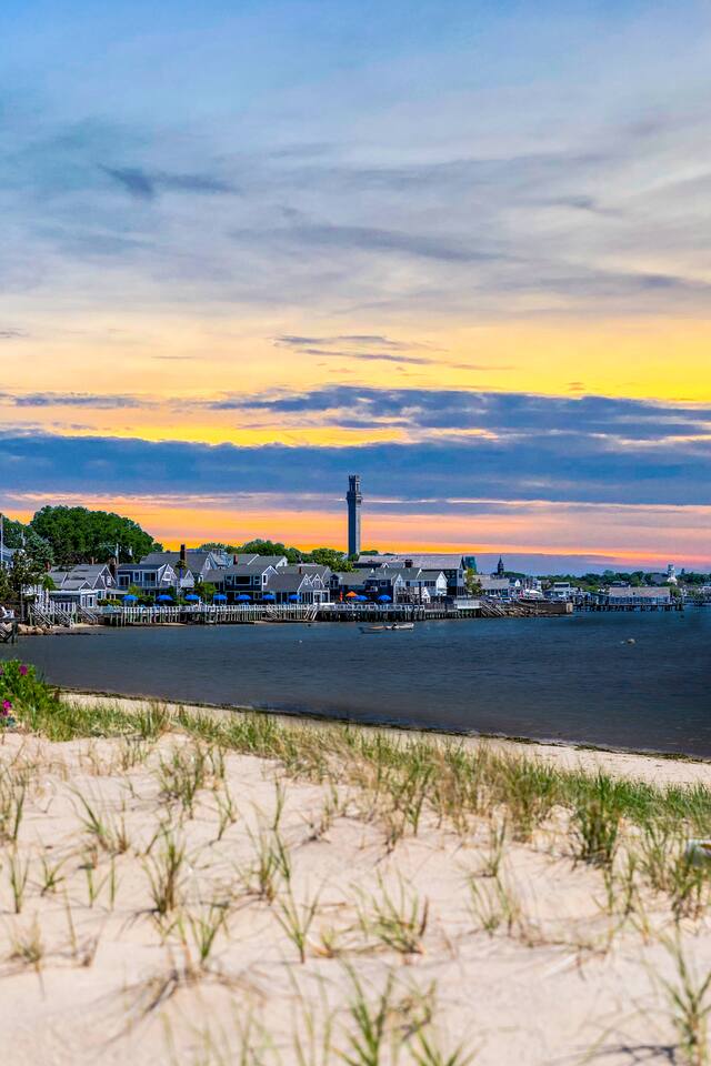 Sunny Beachfront Condo w/ Parking - Ptown West End
