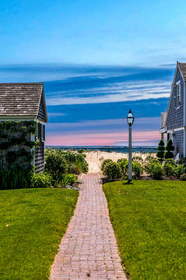 Sunny Beachfront Condo w/ Parking - Ptown West End