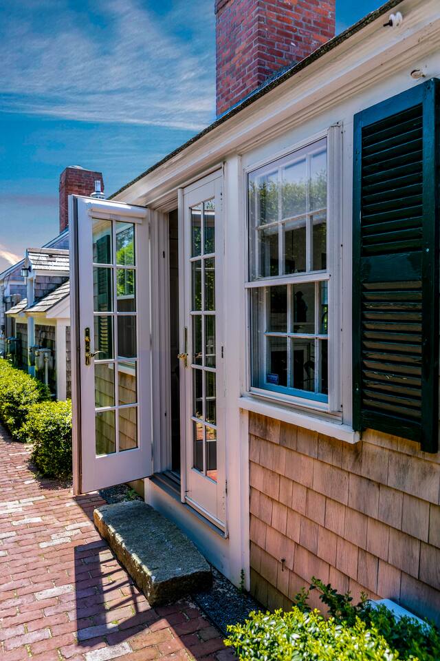 Sunny Beachfront Condo w/ Parking - Ptown West End