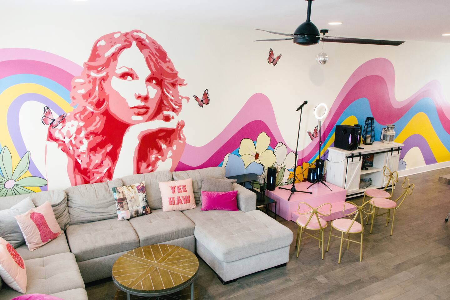HotTub/Karaoke-9 beds-10min to DT-Swiftie's home