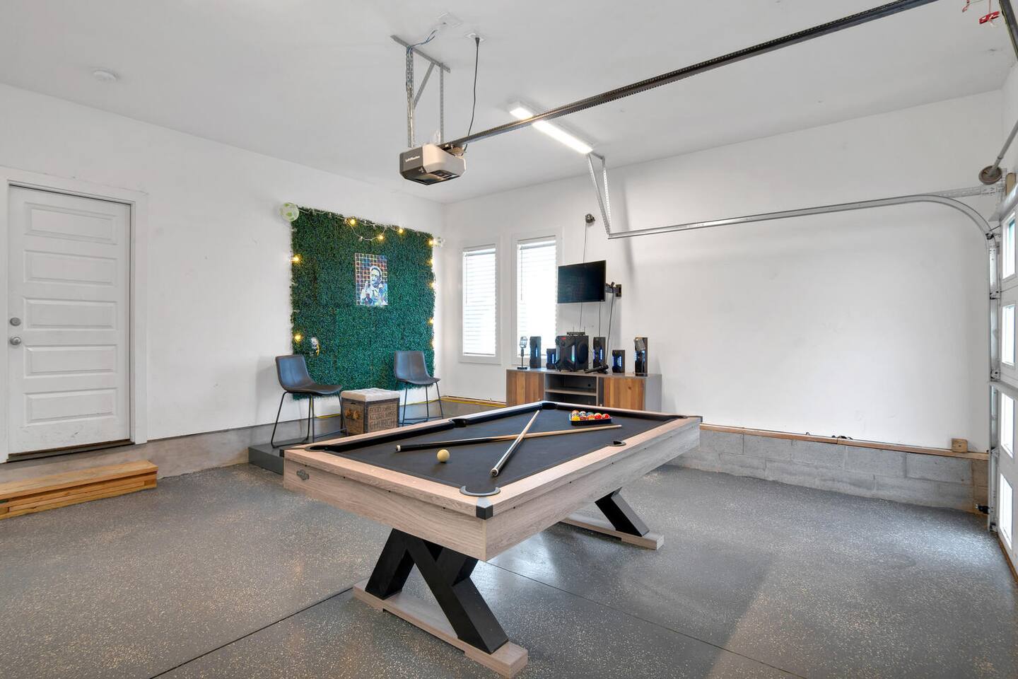 SideBySide-10min to DT-17bed-Karaoke/HotTub/PoolTB