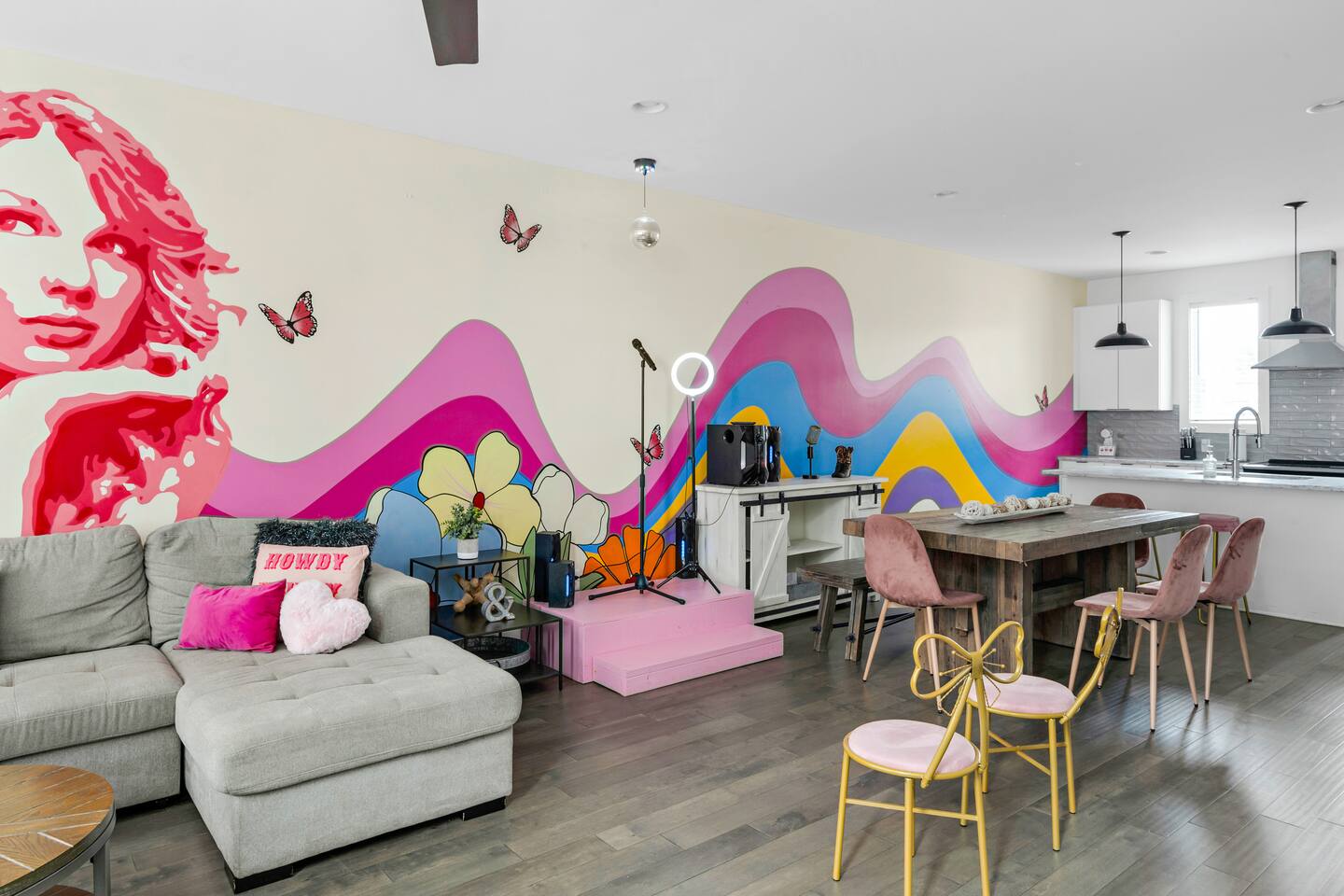 SideBySide-10min to DT-17bed-Karaoke/HotTub/PoolTB