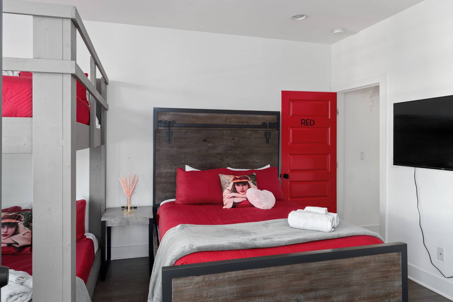 SideBySide-10min to DT-17bed-Karaoke/HotTub/PoolTB