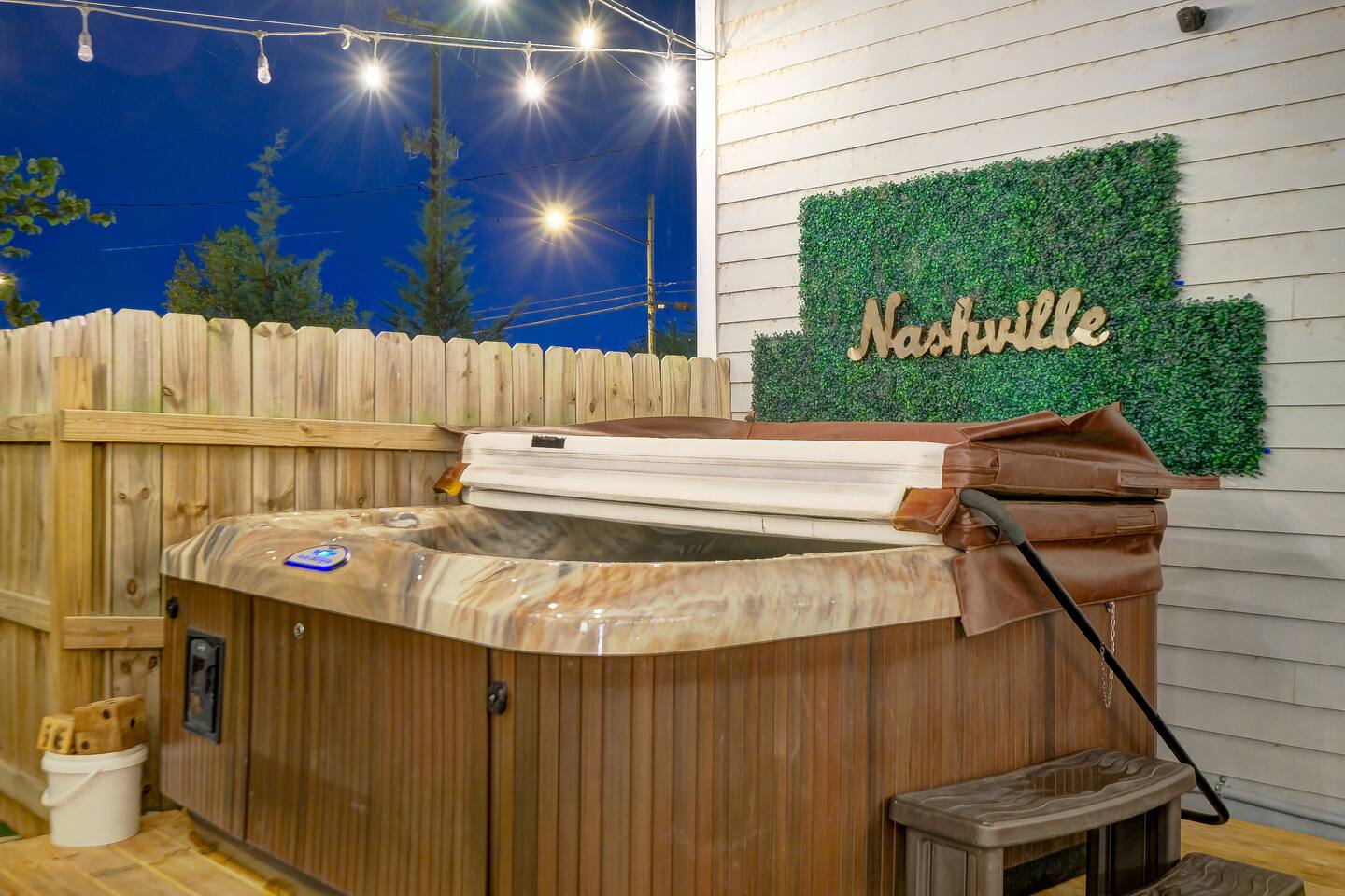 10m to DT-HotTub/Pool TB/Karaoke -Johnny Cash HM