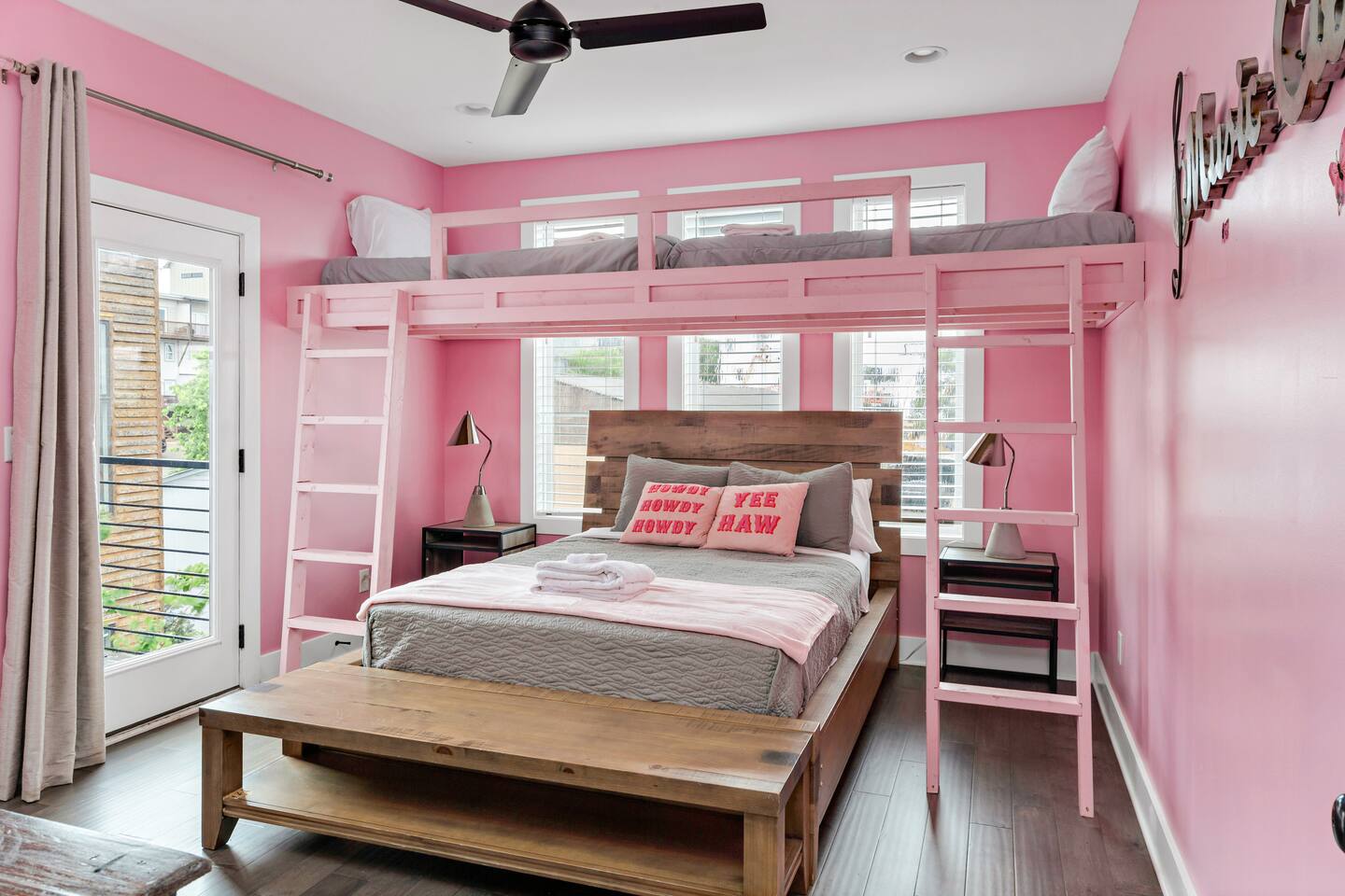 10m to DT-8beds-HotTub-Dolly Parton’s Pink Home