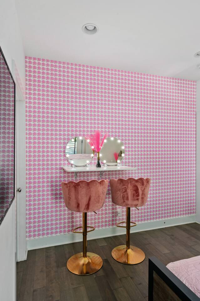 10m to DT-8beds-HotTub-Dolly Parton’s Pink Home