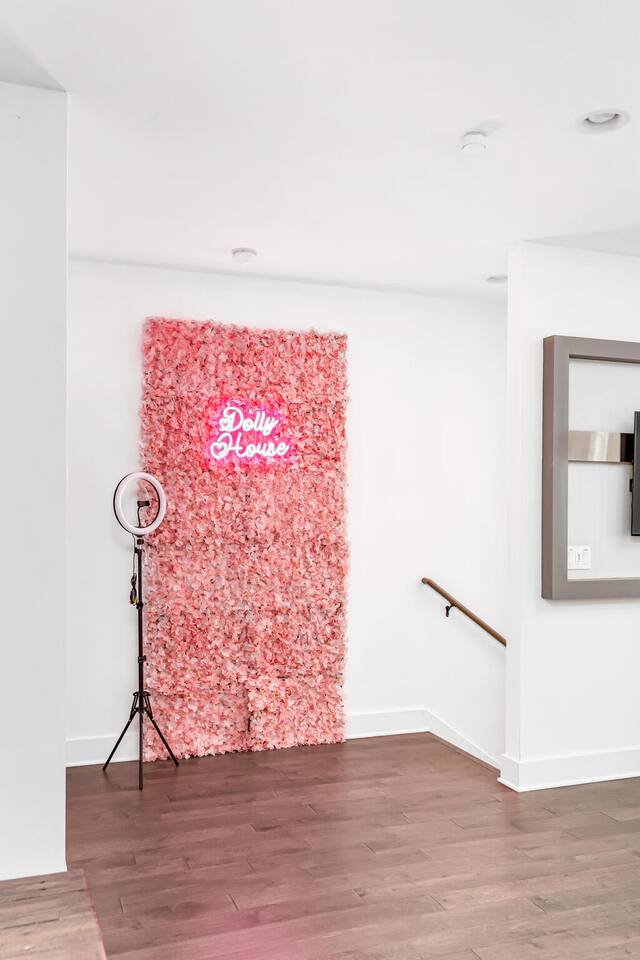 10m to DT-8beds-HotTub-Dolly Parton’s Pink Home