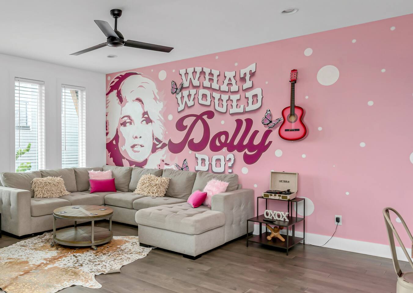 10m to DT-8beds-HotTub-Dolly Parton’s Pink Home