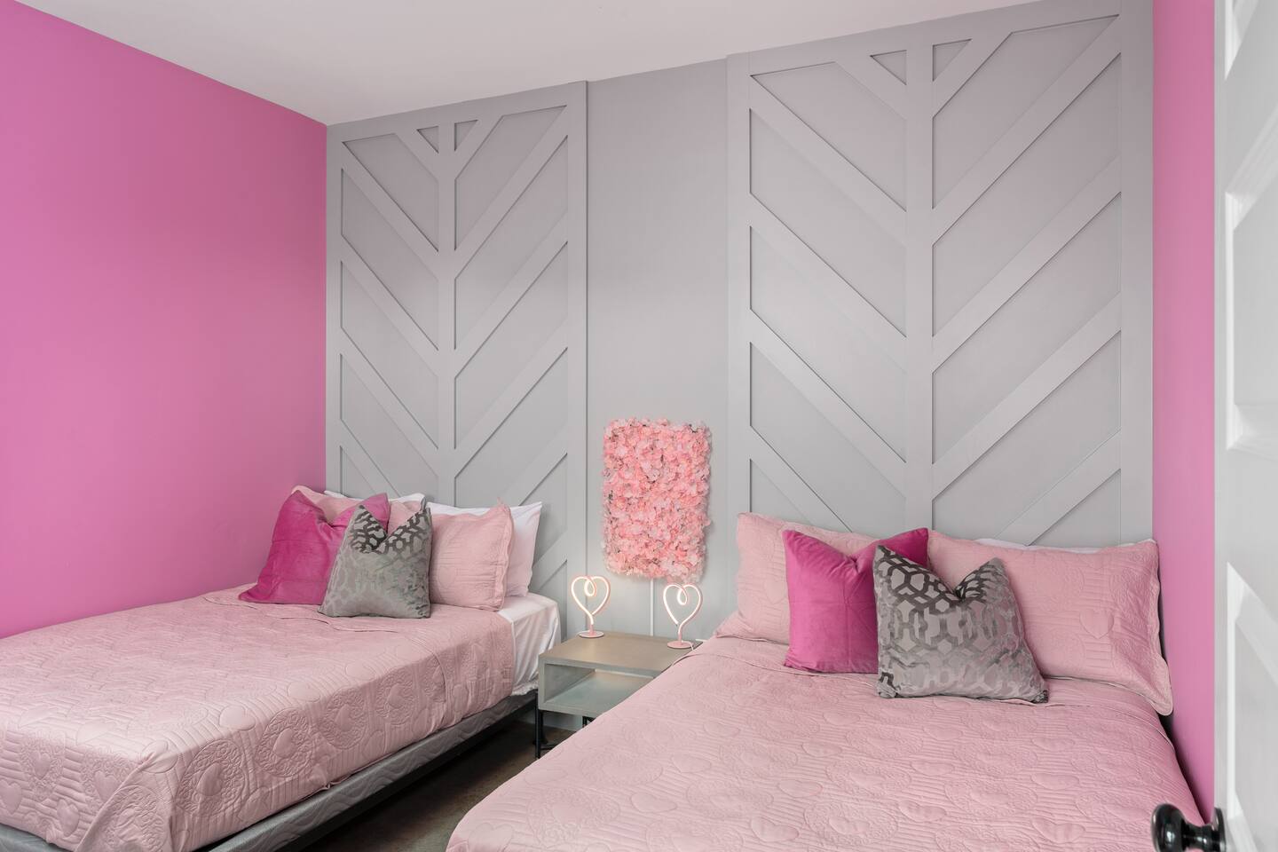 10m to DT-8beds-HotTub-Dolly Parton’s Pink Home