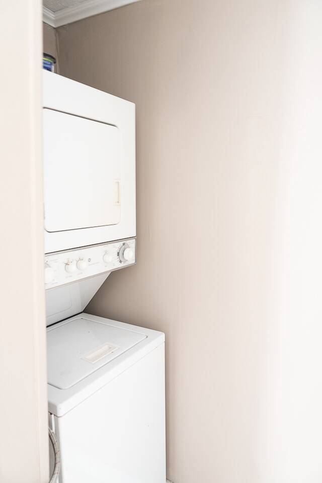 1 Bedroom, queen bed, full living space & kitchen