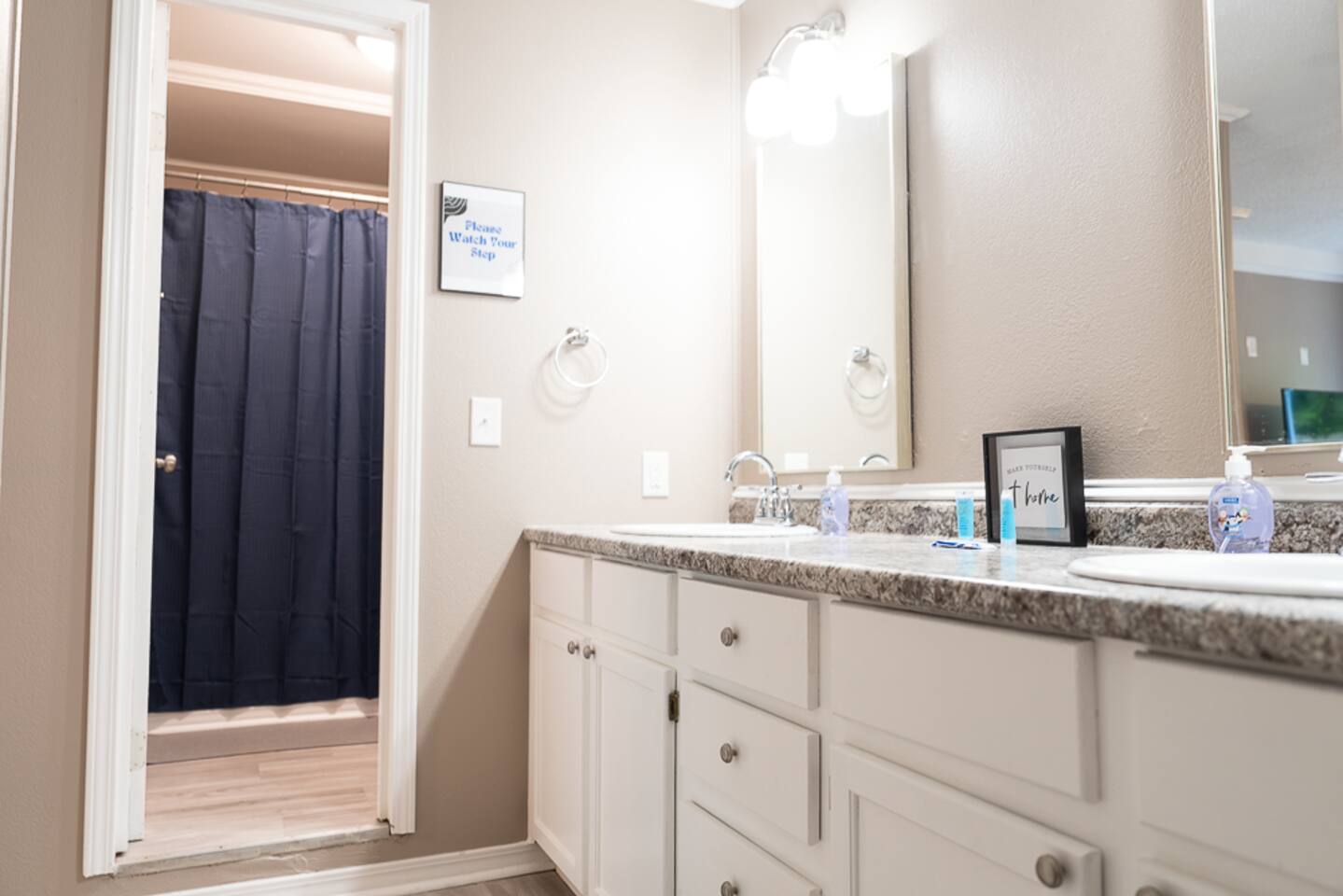 1 Bedroom, queen bed, full living space & kitchen