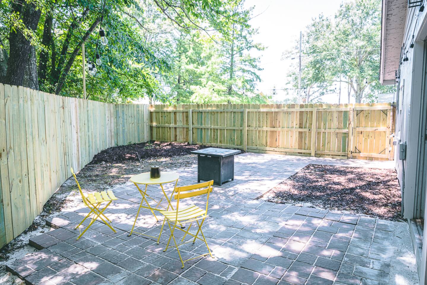1 Bedroom, queen bed, full living space & kitchen