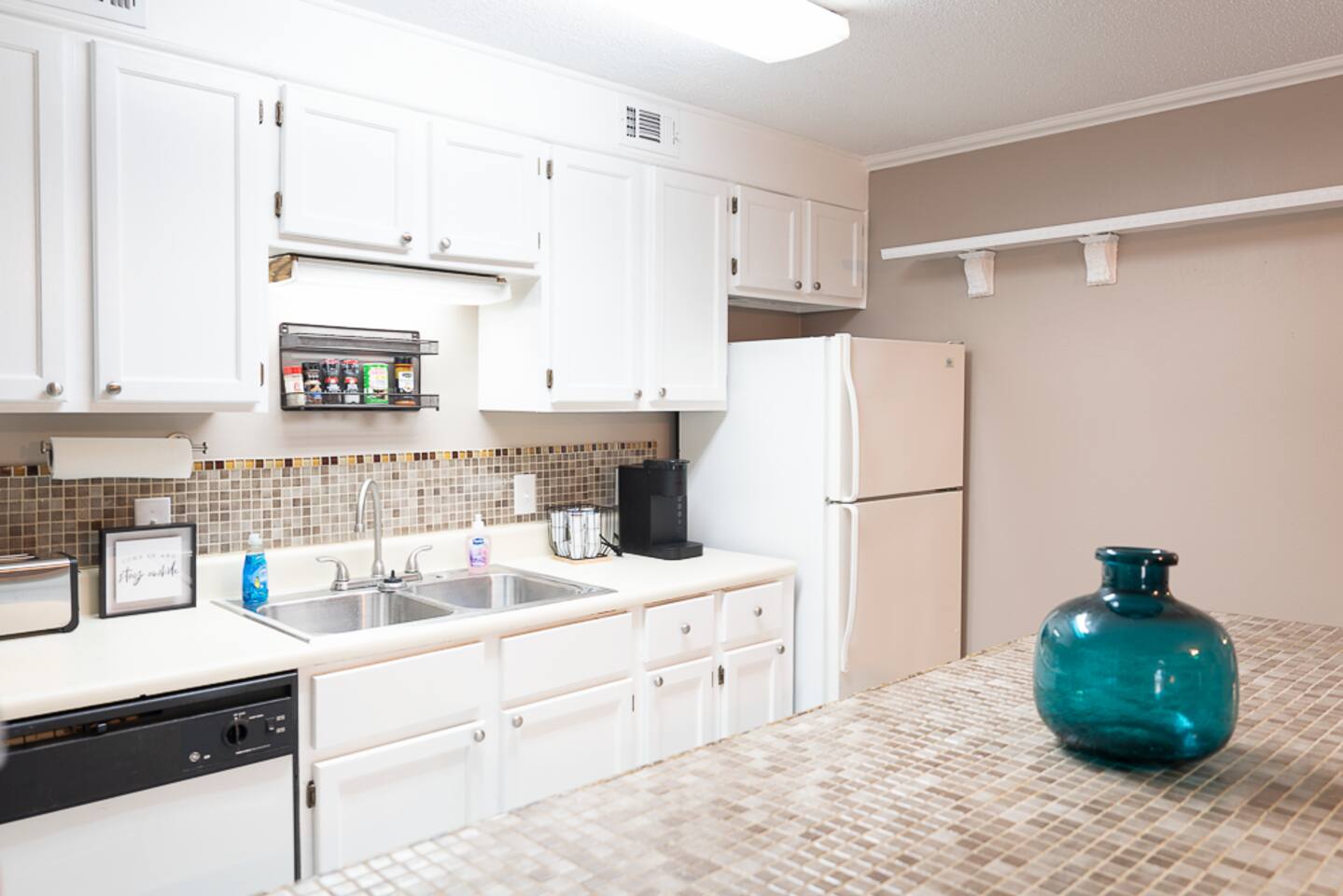 1 Bedroom, queen bed, full living space & kitchen