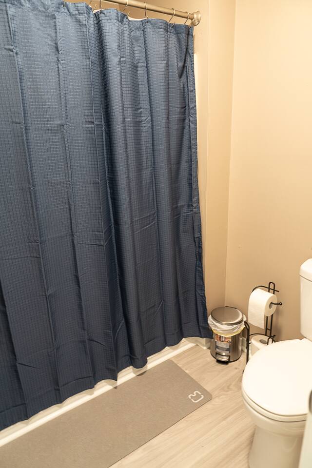 1 Bedroom, queen bed, full living space & kitchen