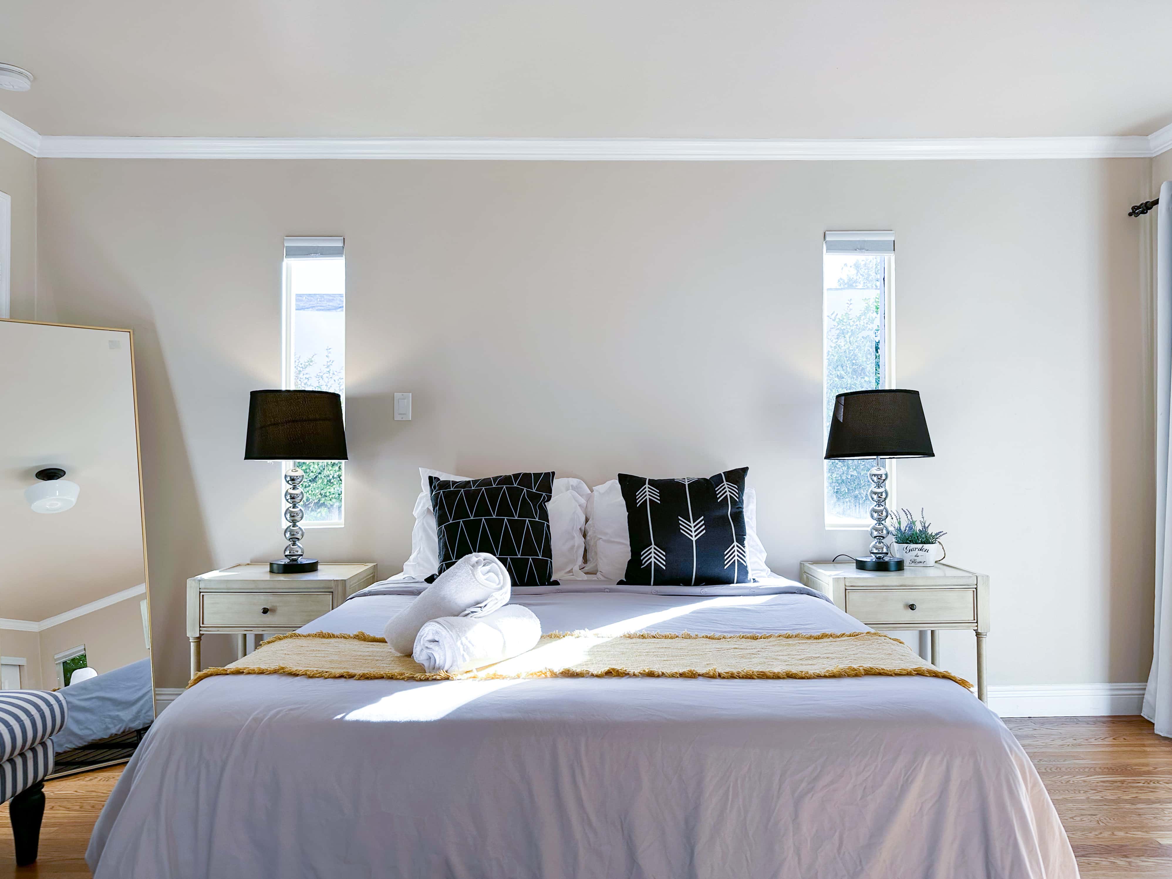 Guestroom, Picfair Village, 90019