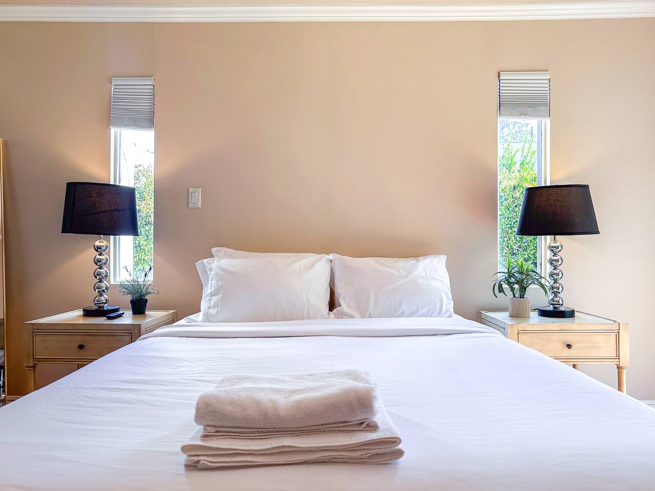 Guestroom, Picfair Village, 90019