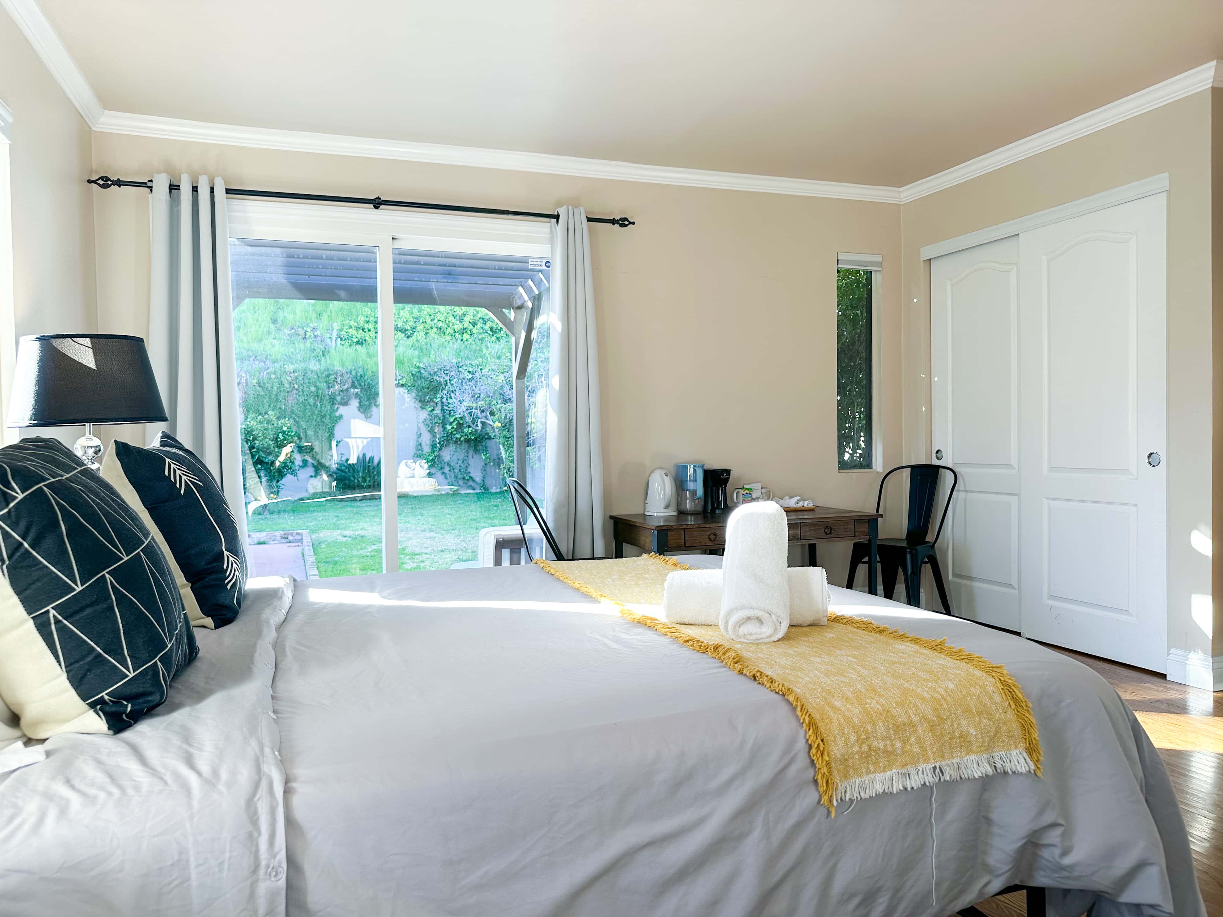 Guestroom, Picfair Village, 90019