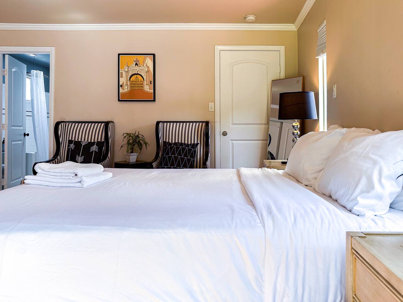 Guestroom, Picfair Village, 90019