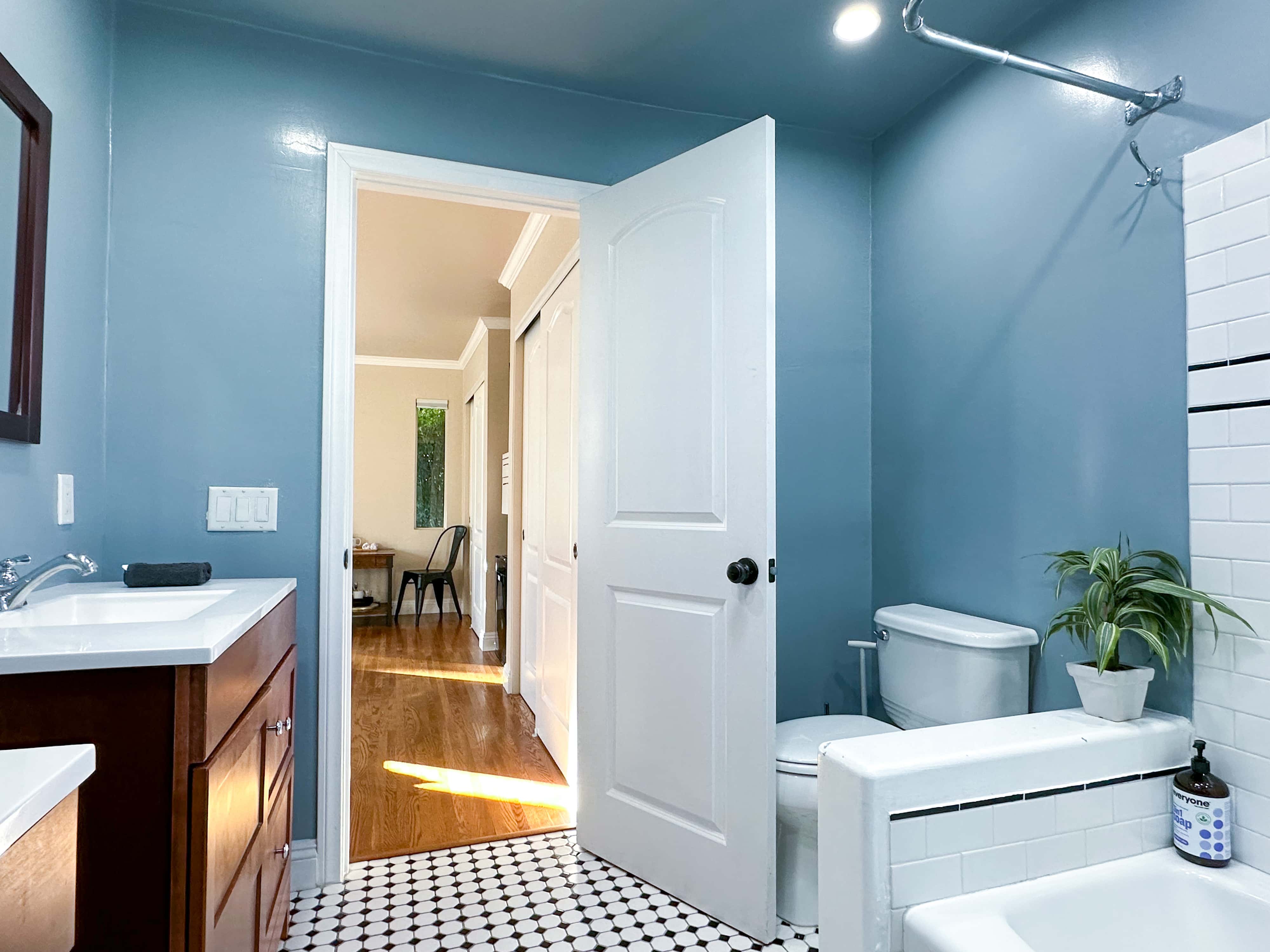 Guestroom, Picfair Village, 90019