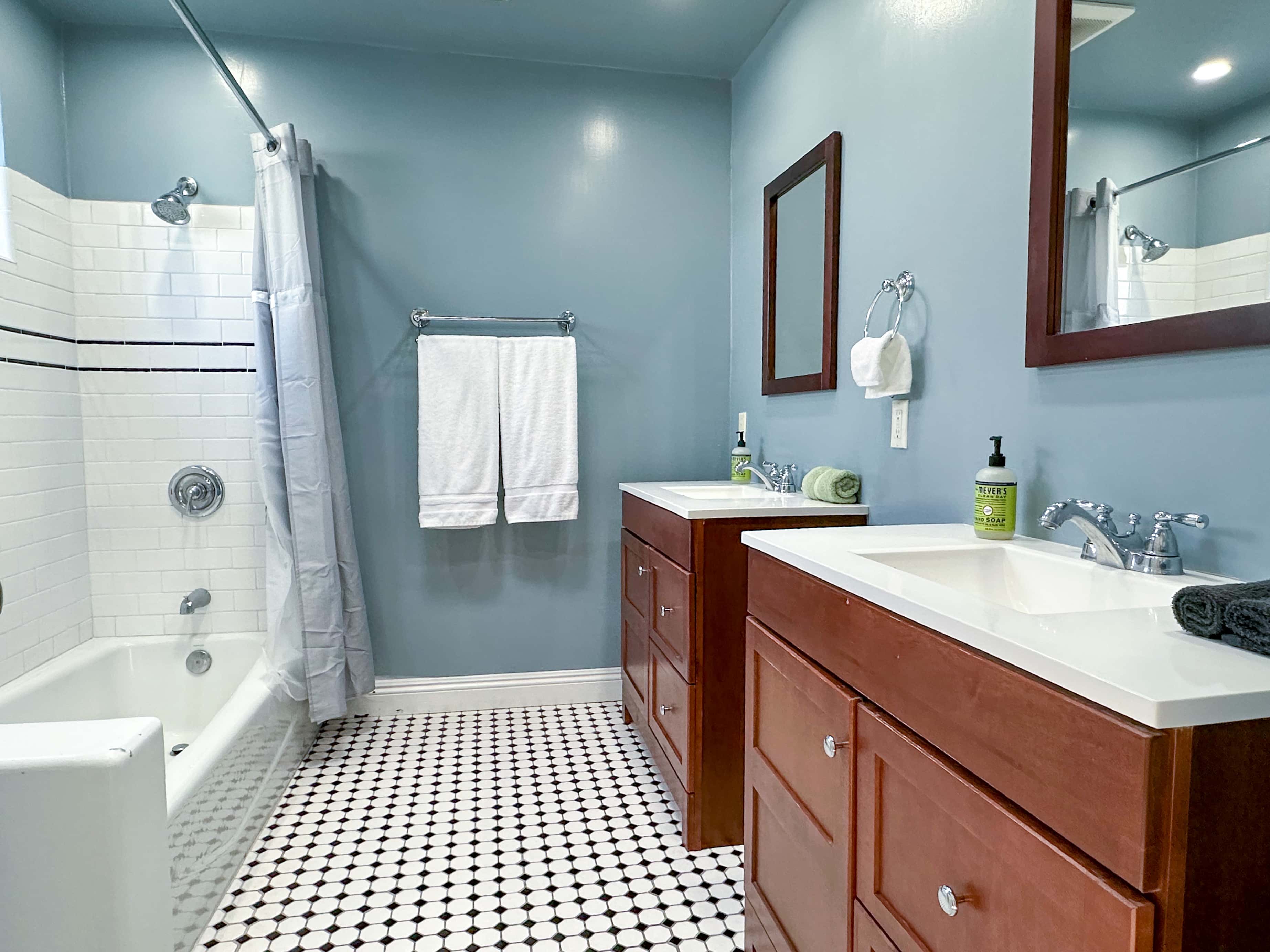 Guestroom, Picfair Village, 90019