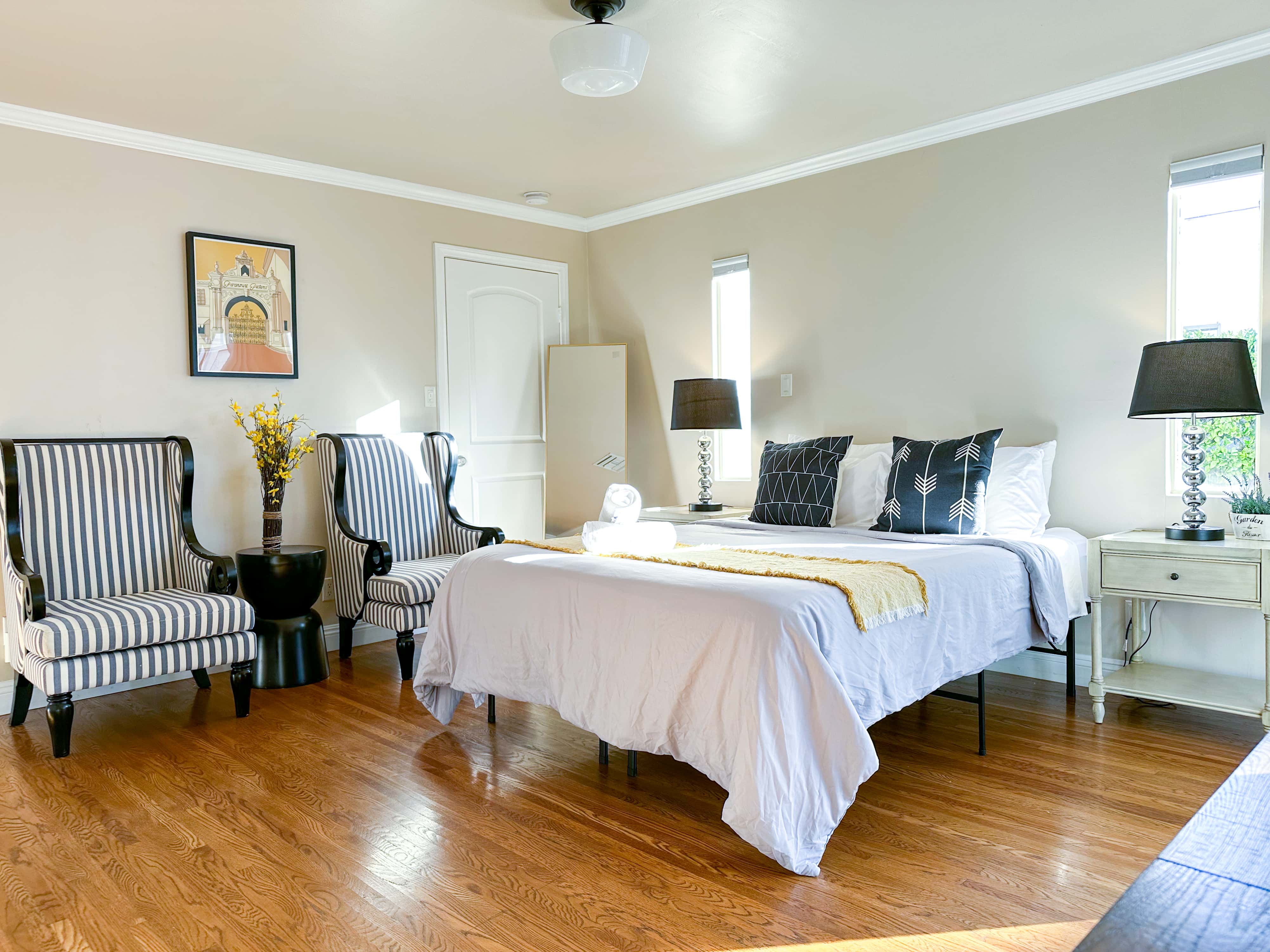 Guestroom, Picfair Village, 90019