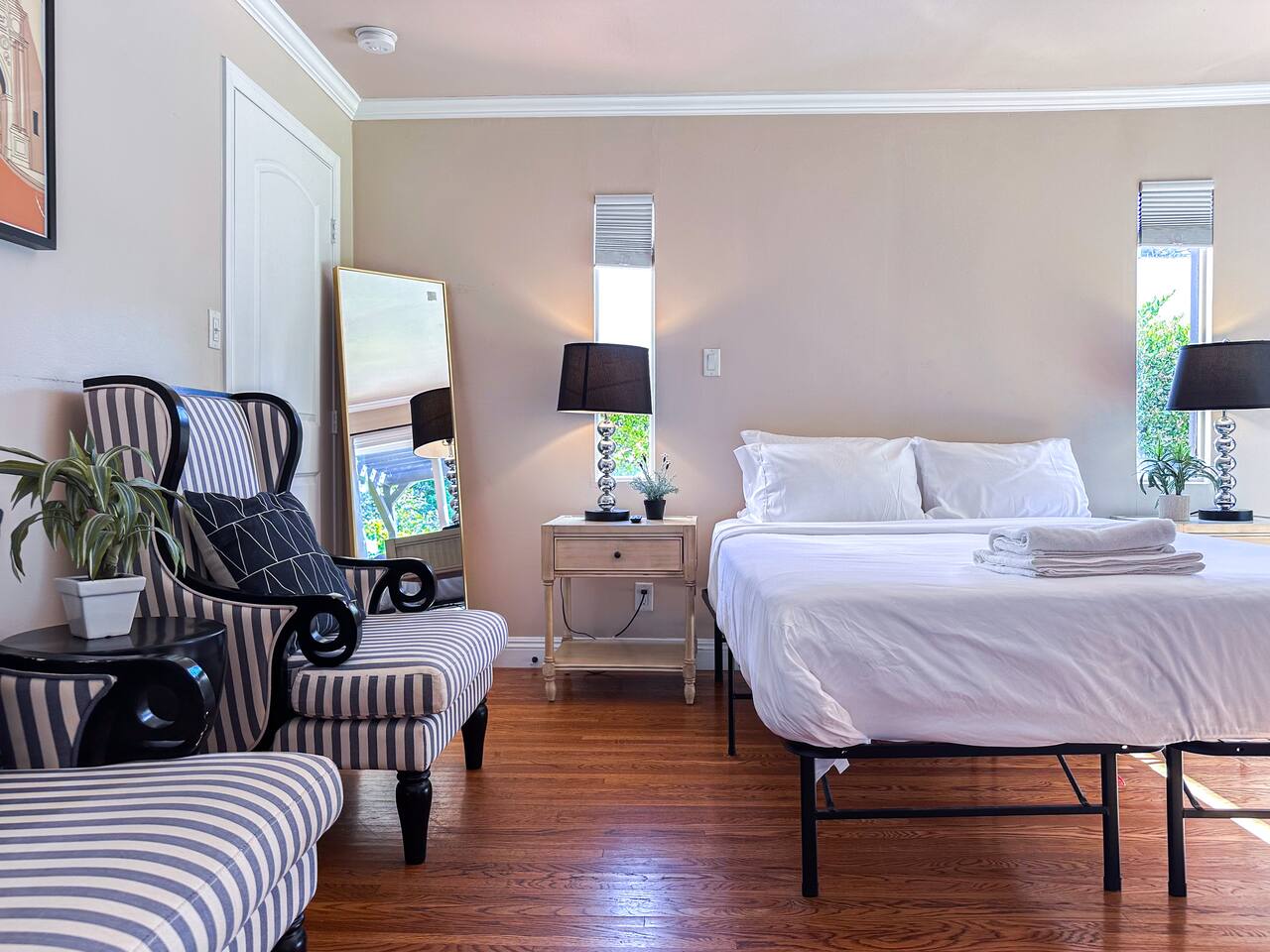 Guestroom, Picfair Village, 90019