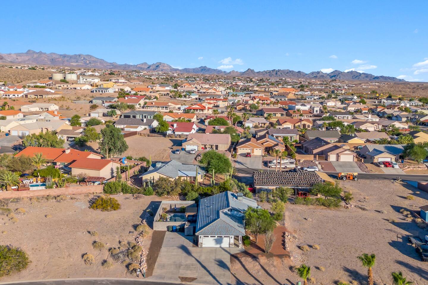 Luxury pool home near Lake Mohave