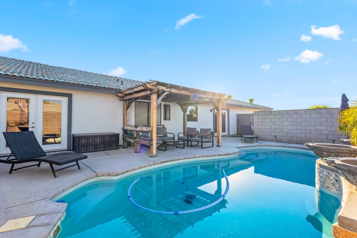Luxury pool home near Lake Mohave