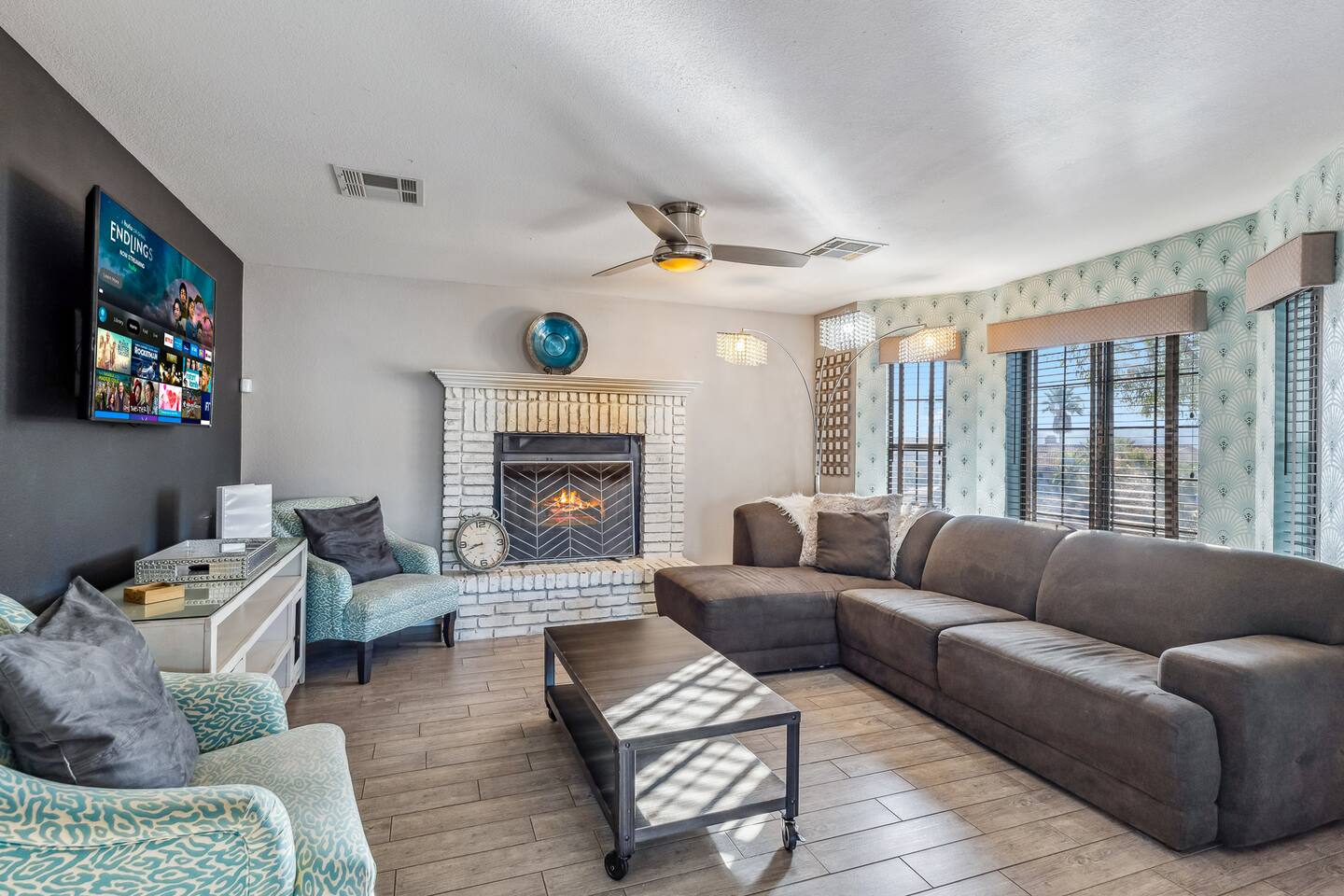 Luxury pool home near Lake Mohave
