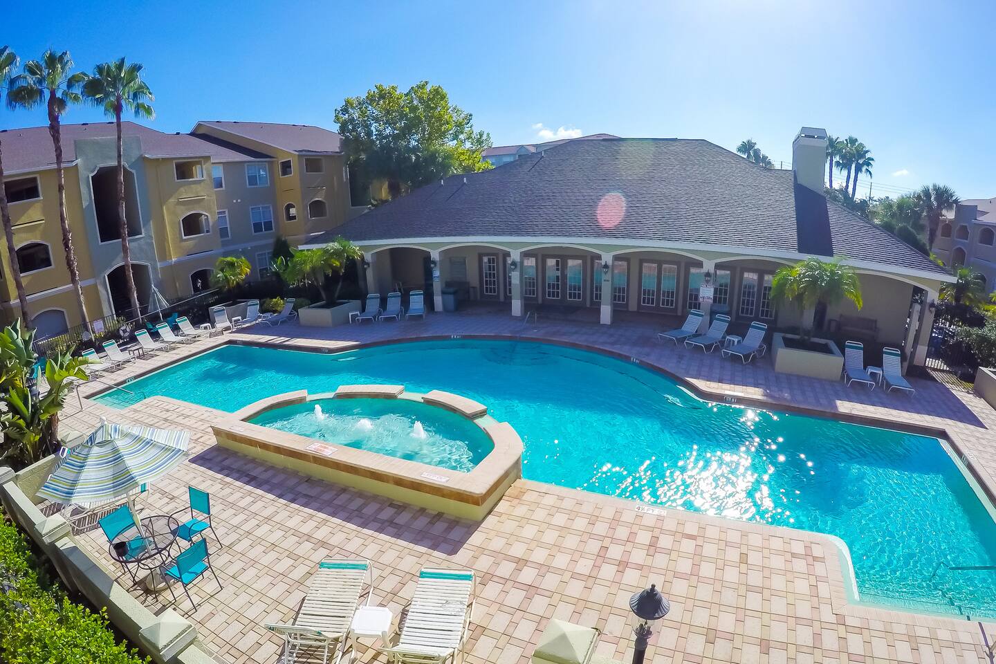 o CHARMING CONDO MINUTES FROM GORGEOUS CLEARWATER BEACHES o