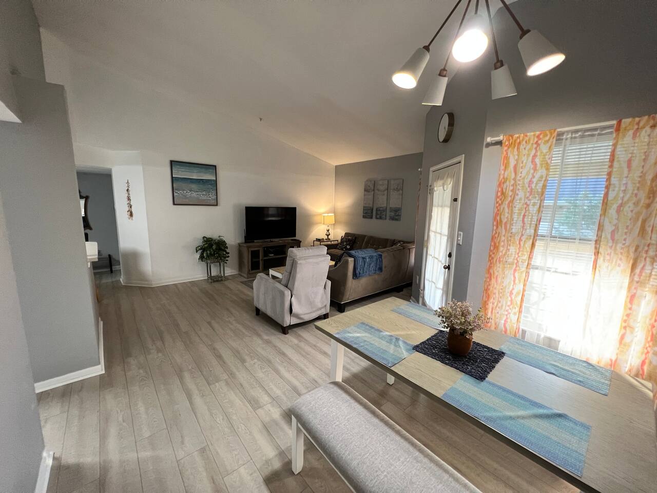 o CHARMING CONDO MINUTES FROM GORGEOUS CLEARWATER BEACHES o