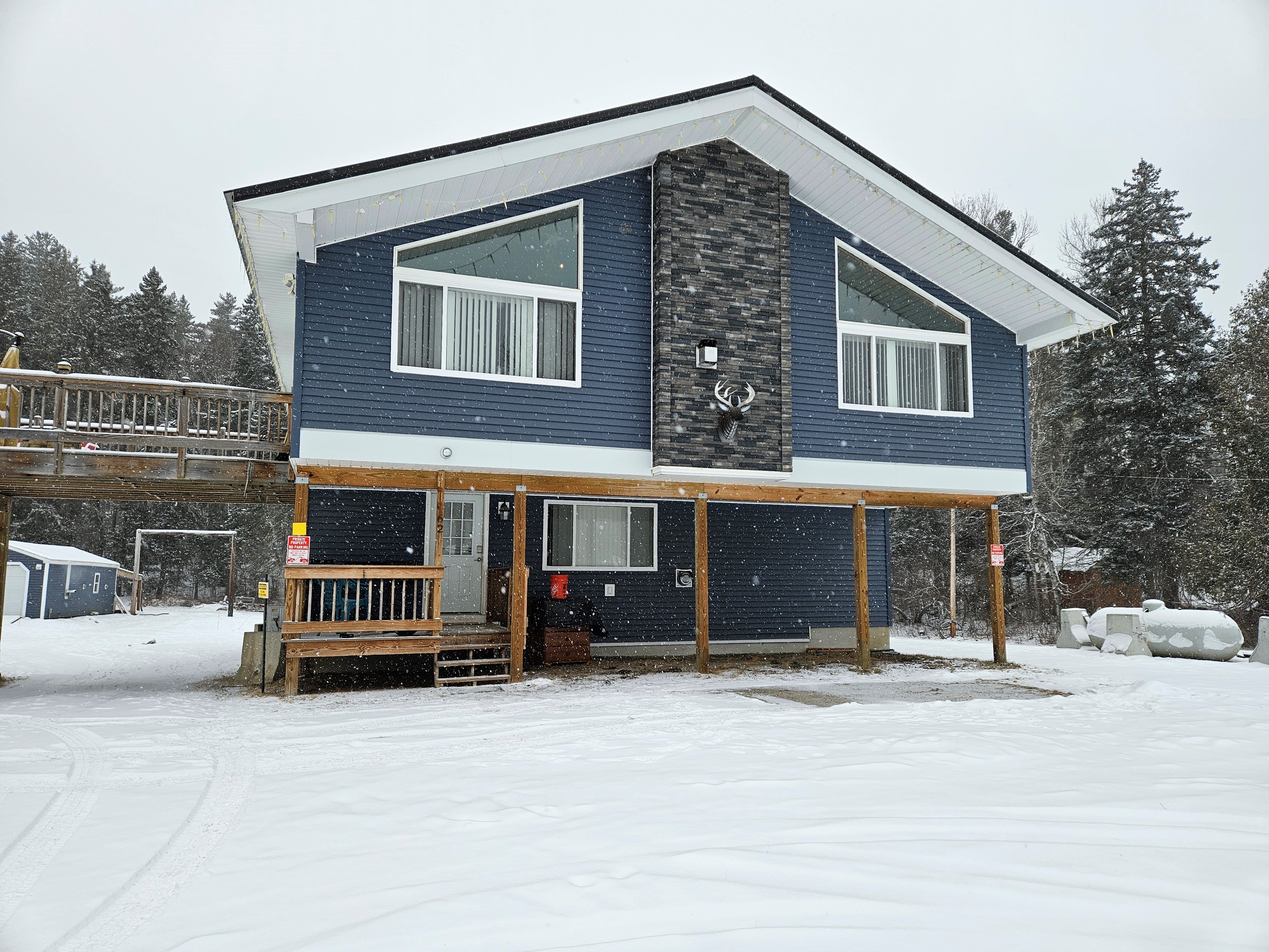 The Chalet - Spacious 7 bedroom near Sugarloaf, on Snowmobile and UTV trails, Hiking, Golf and Flagstaff Lake across the street — Eustis — vacation rental