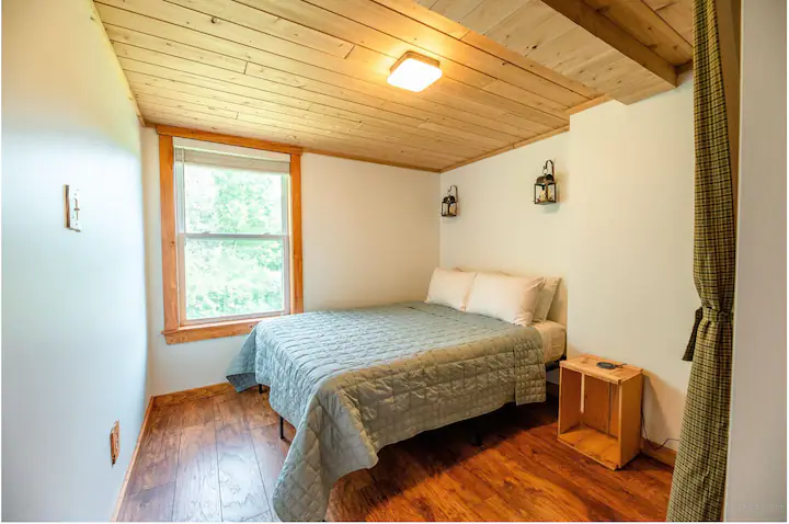The Chalet - Spacious 7 bedroom near Sugarloaf, on Snowmobile and UTV trails, Hiking, Golf and Flagstaff Lake across the street